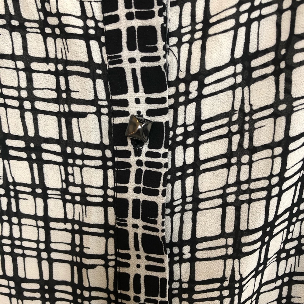 Full Figured Fashionista Black & Cream Button-Up - Picture 3 of 7